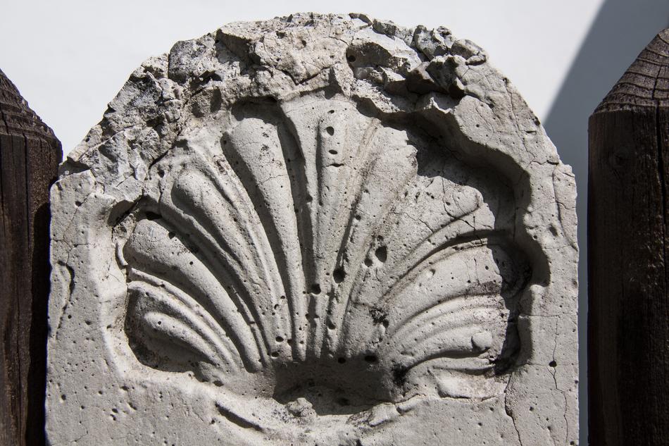 pattern on the stone on the hedge