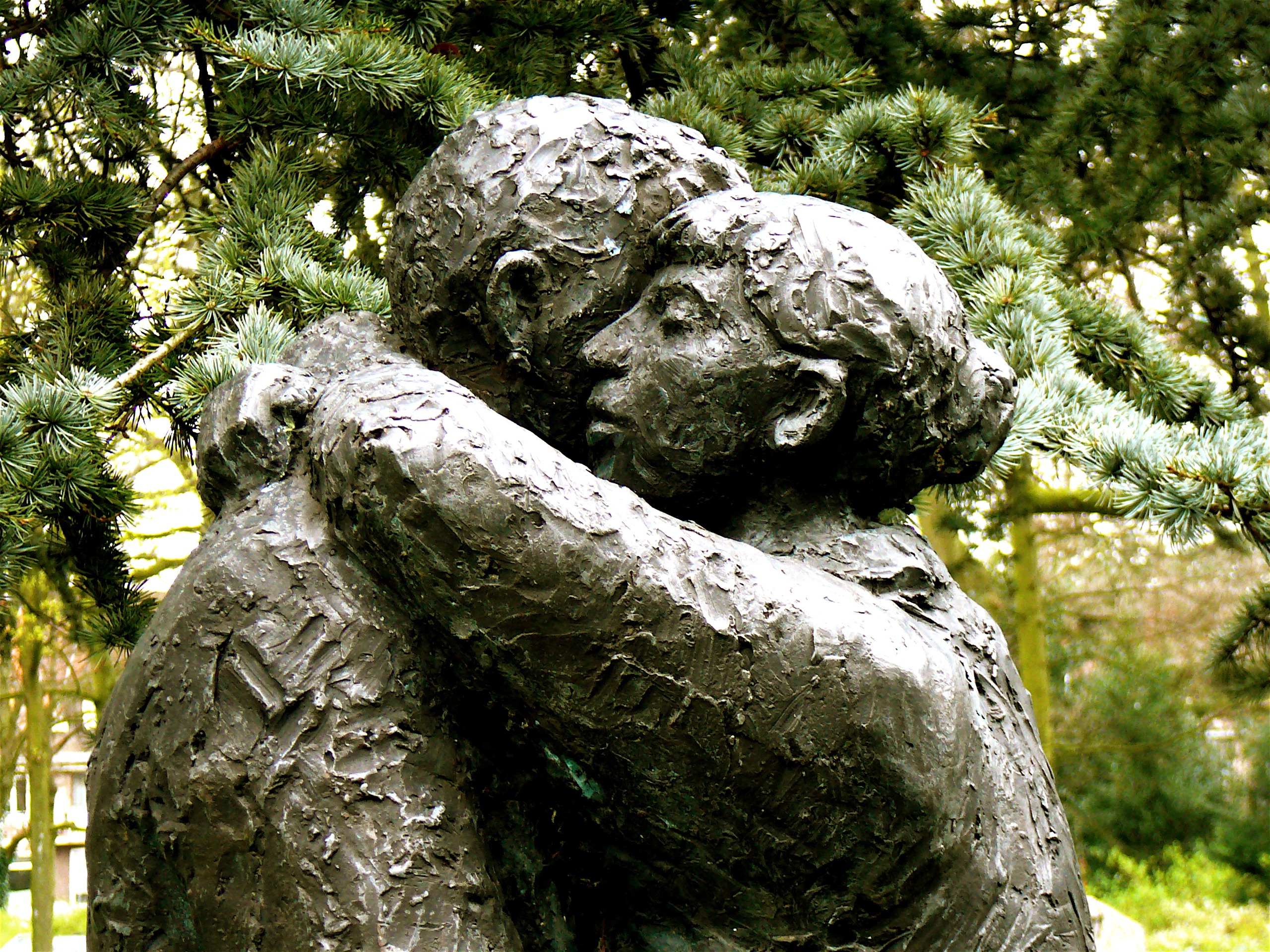 Hugging Lovers Statue free image download