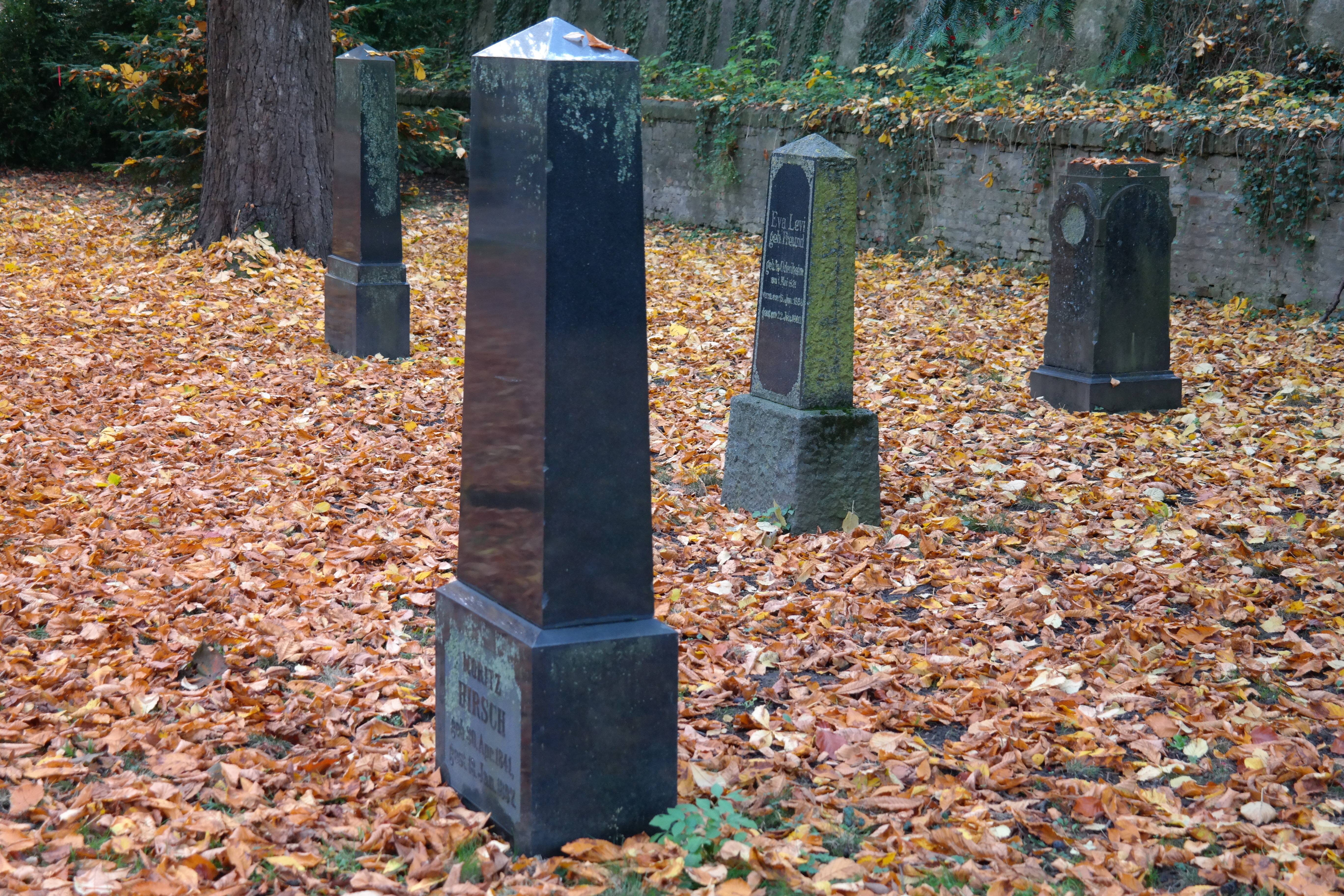 Старое кладбище памятники тумба