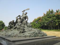 sculpture of revolutionaries in the park