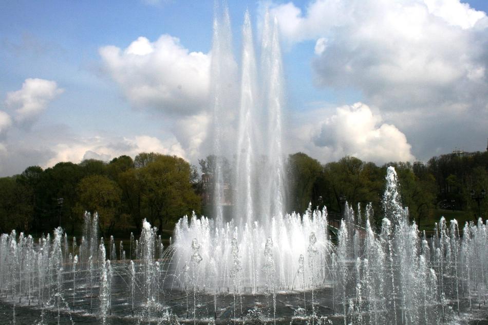 fountain with big splashes in the city