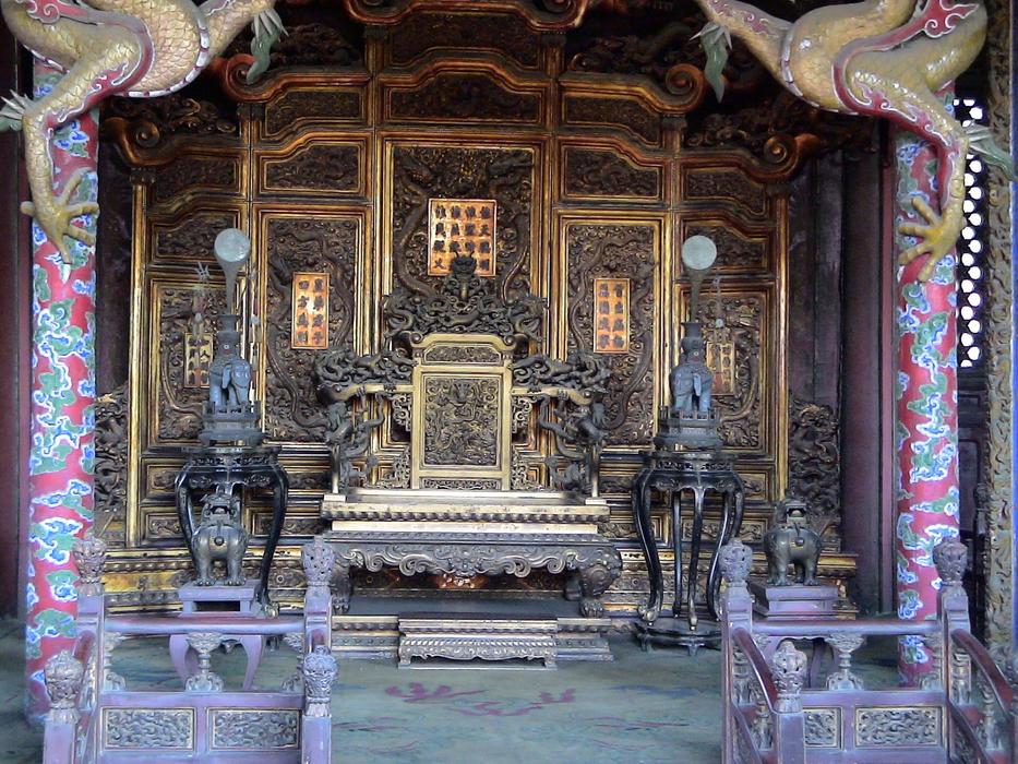 throne next to the palace in china