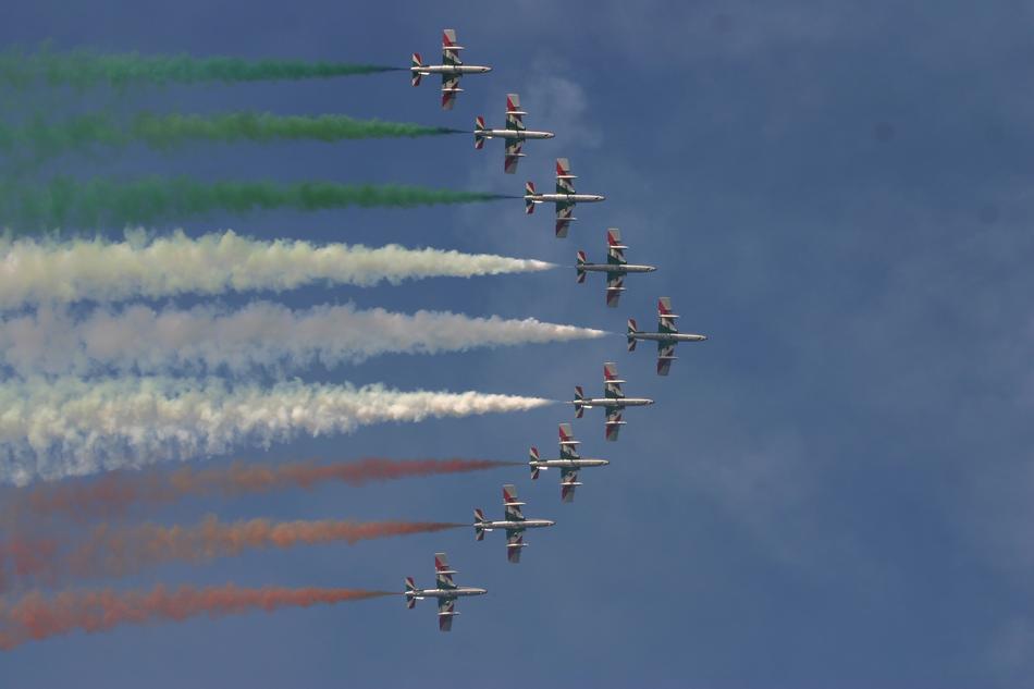 aircraft tracks in the form of the Italian tricolor