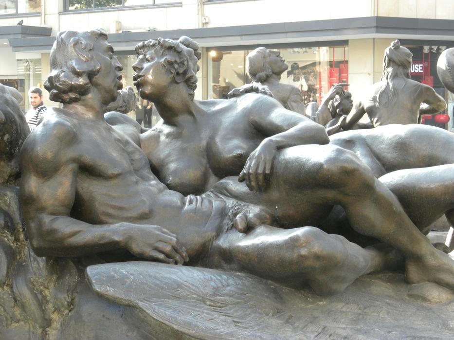 Bronze statue of the pair of the people, near the others