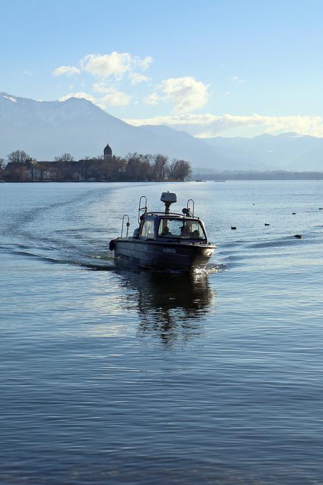 the boat is moving on the lake