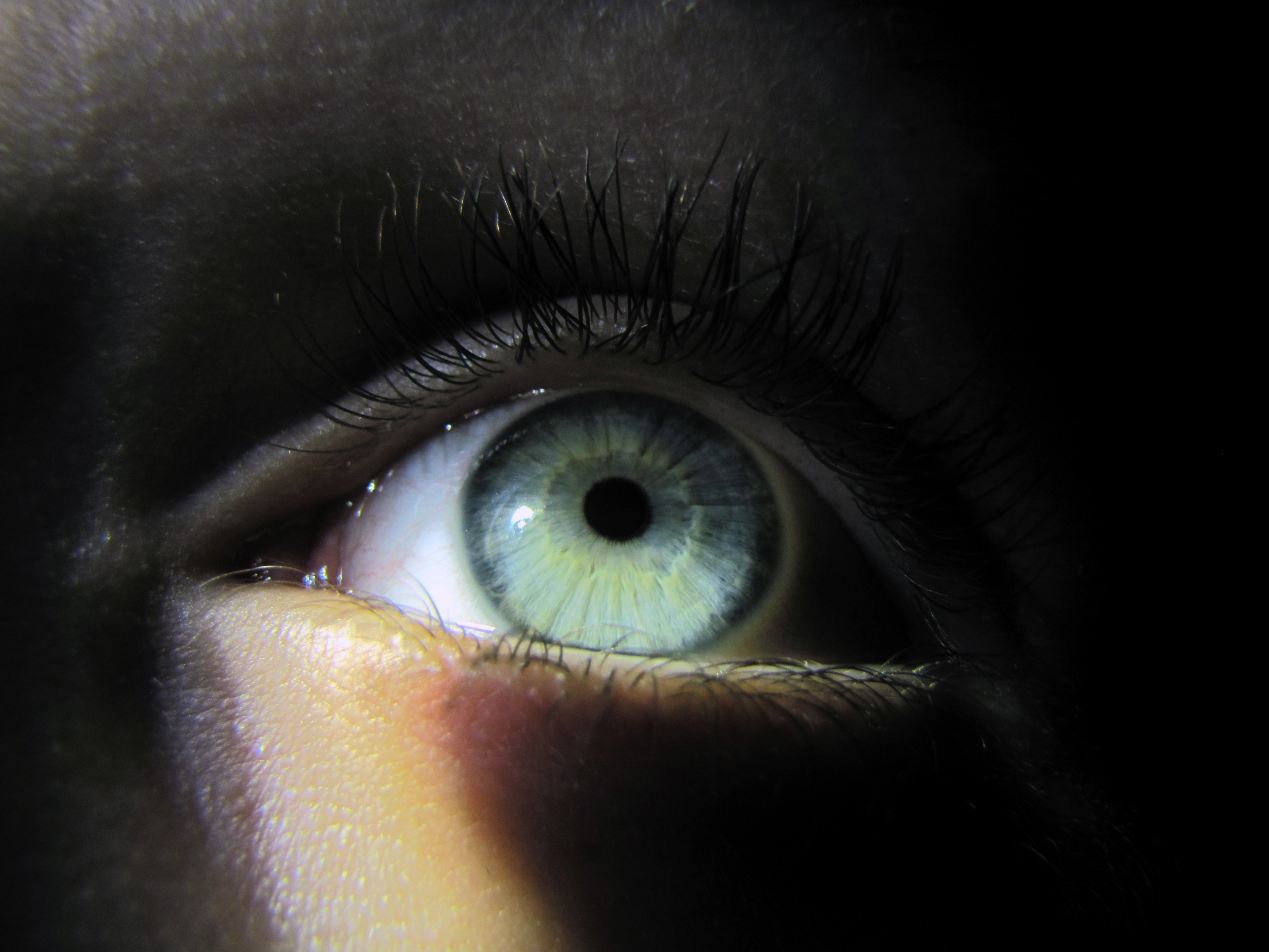 Глазами тоскуя. Глаза женщины. Женские глаза в темноте. Глаза в темноте.