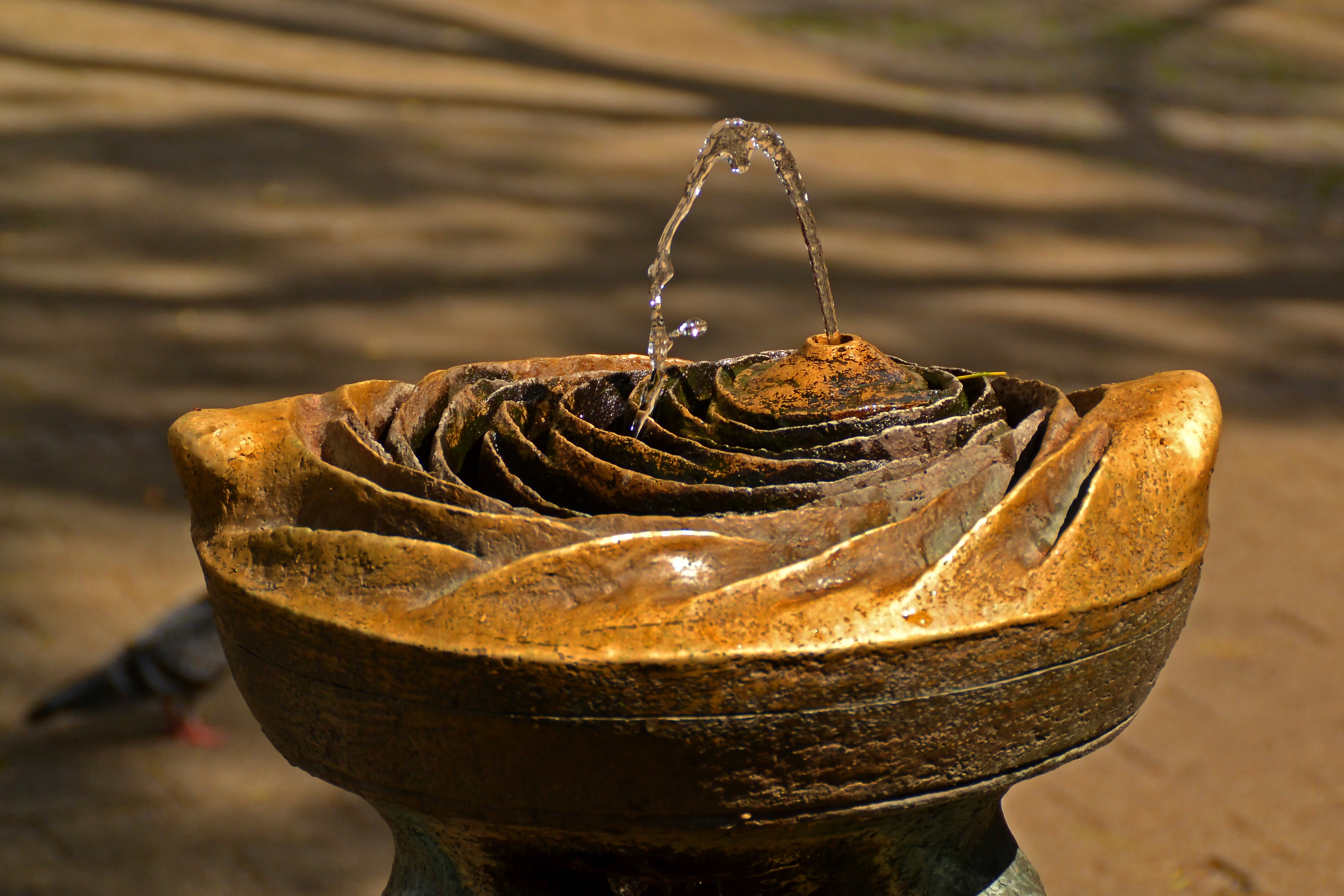 The holy water. Фонтанчик целебной воды. Фонтан амулет. Фонтанчик для питья из бронзы воды. Фонтанчик в желудке.