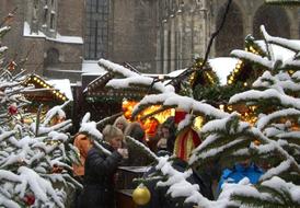 people at the Christmas market in Ulm