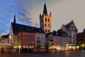 Trier Abendstimmung Kirchplatz