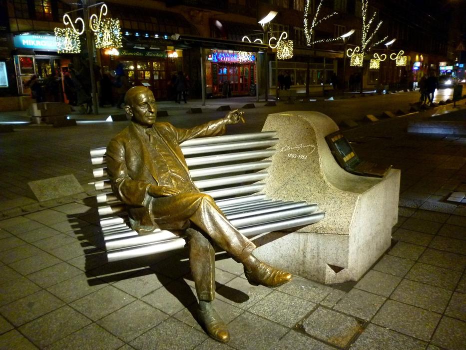 Budapest Kálmánimre Statue