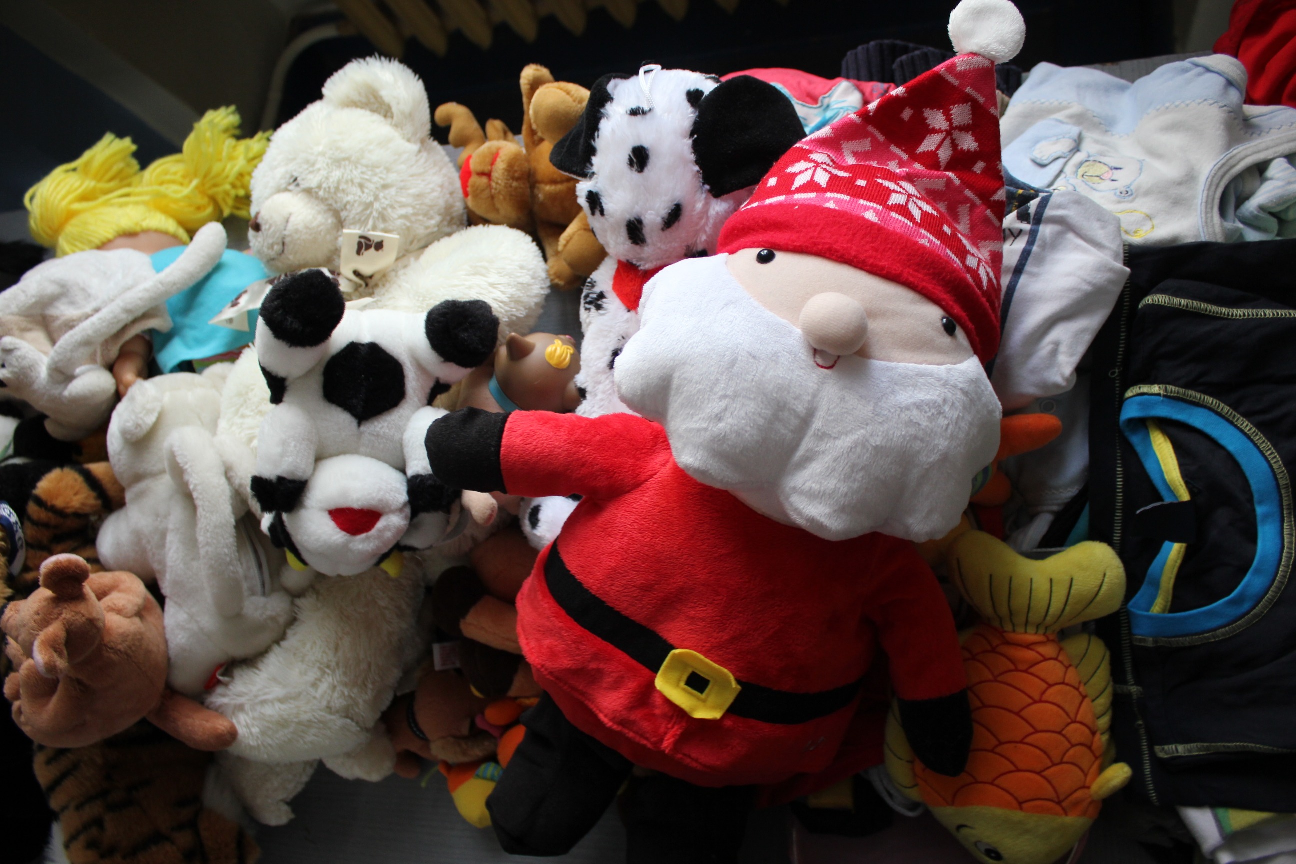 A lot of toys. Плюшевый дед Мороз. Старые ненужные плюшевые игрушки. Советы для игрушек.