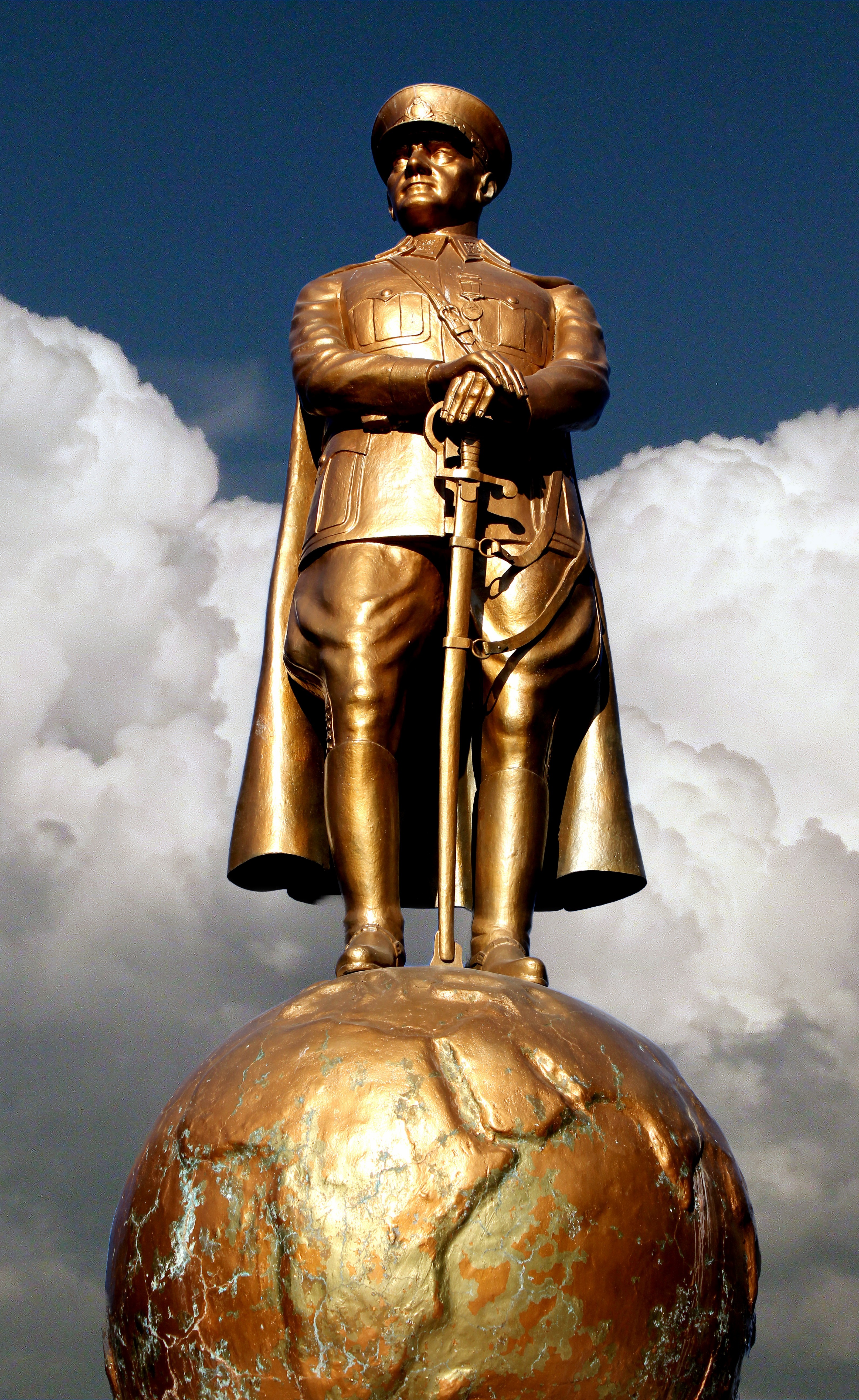 Где находится золотой памятник. Статуя Ататюрка. Золотой памятник. Золотая статуя. Памятник из золота.