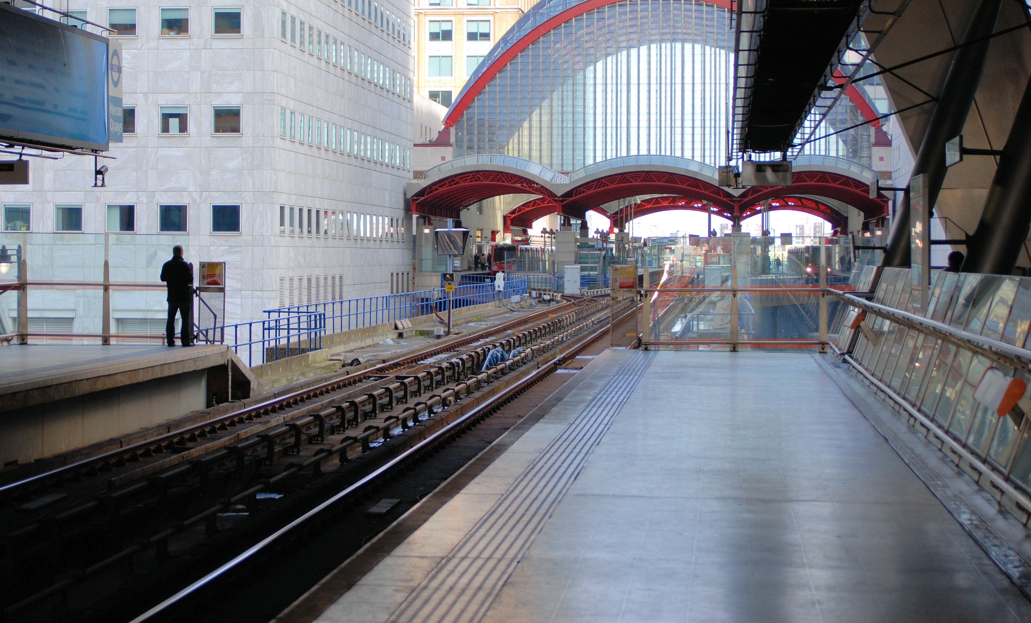 Платформа вокзала. Railway Station platform. London Railway. Симианская линия фото.
