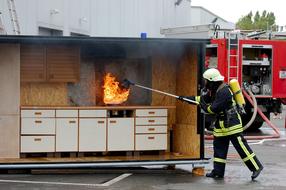 Fire Feuerloeschuebung Kitchen