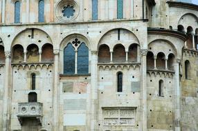 The Modena cathedral was built by the architect Lanfranco