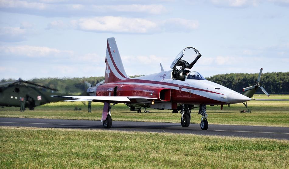 The Plane F-5 F5 landing