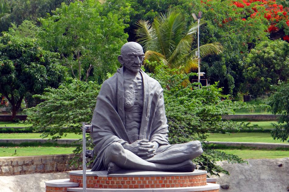 Statue Gandhi Meditation