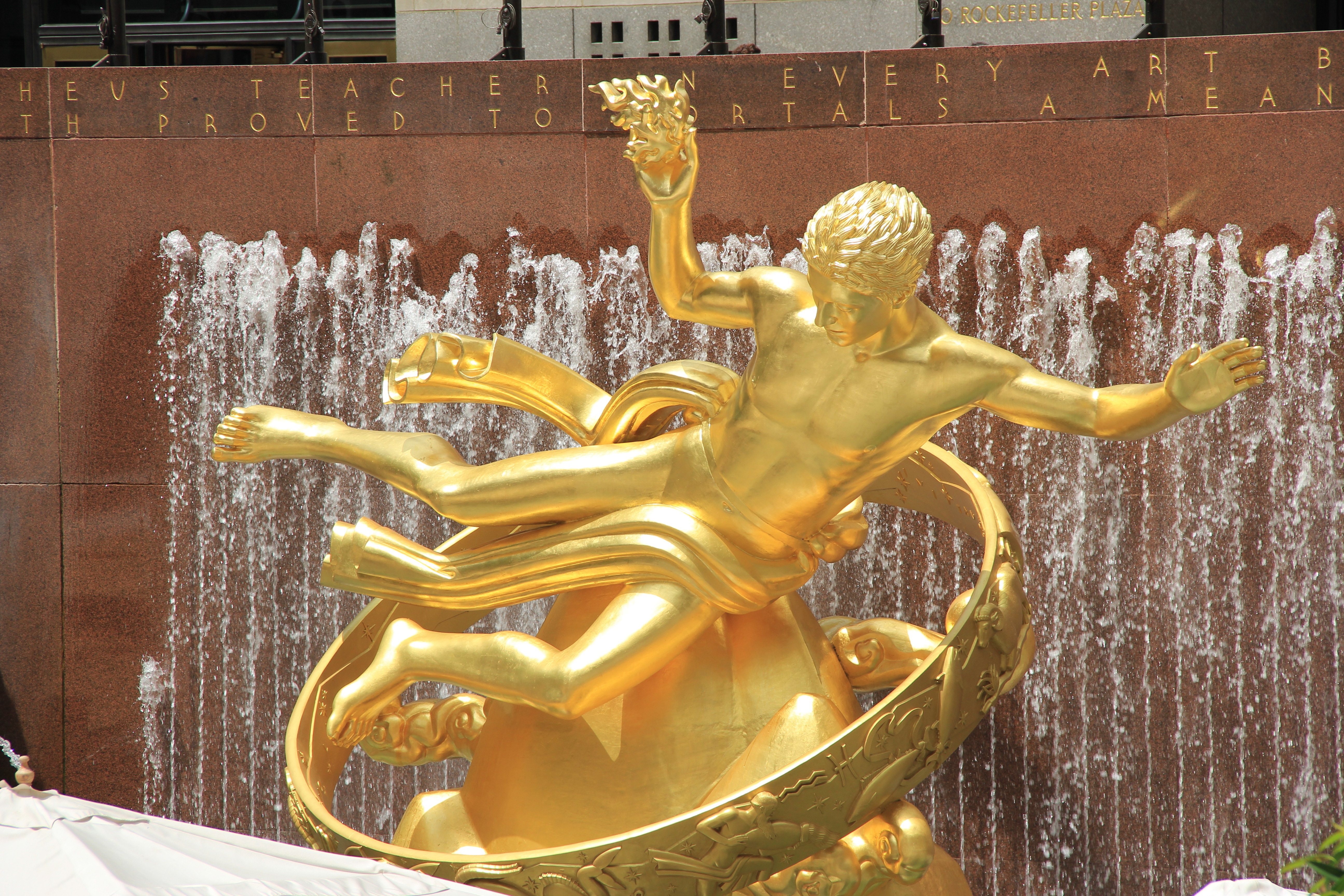 Где находится золотой памятник. Золотая скульптура. Золотая статуя. Скульптура из золота. Статуя из золота.