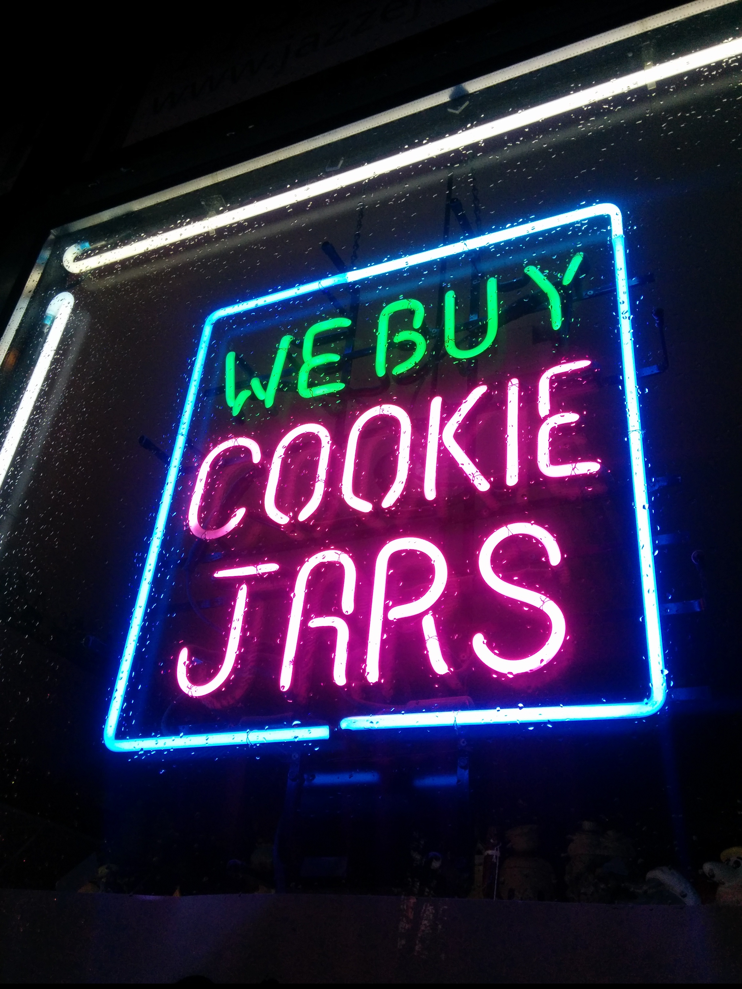 Glow shop. Неоновая вывеска. Неоновая реклама. Неоновая вывеска для парикмахерской. Неоновые рекламные значки.