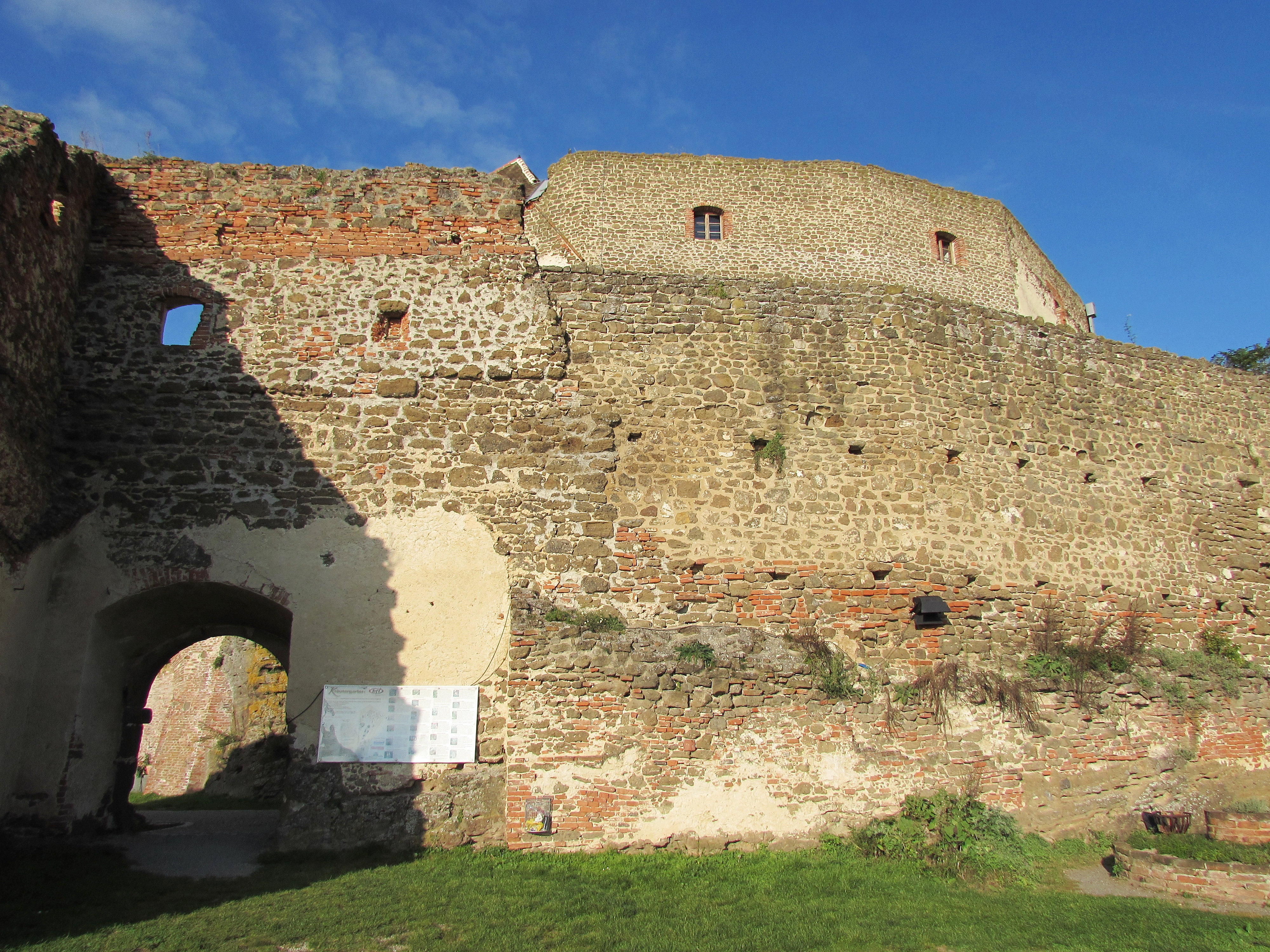 Стена ворота. Замок Гюссинг (Burg güssing) 12 века. Корсо Касл крепость. Остатки крепостной стены форта Лазарева. Мирандола крепостные стены.