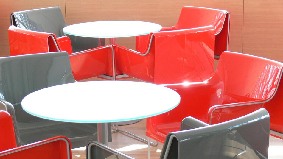 Table Chairs Farbenspiel