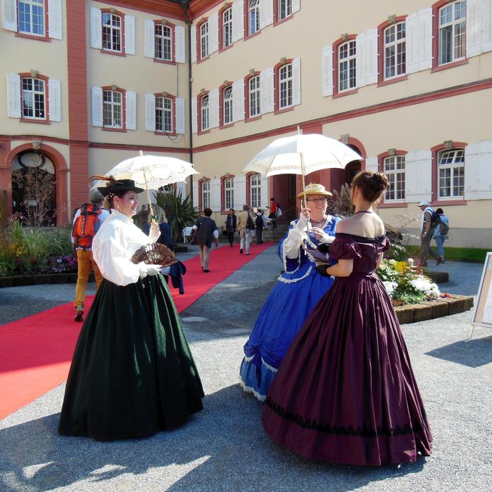 Costume Noble Parasols