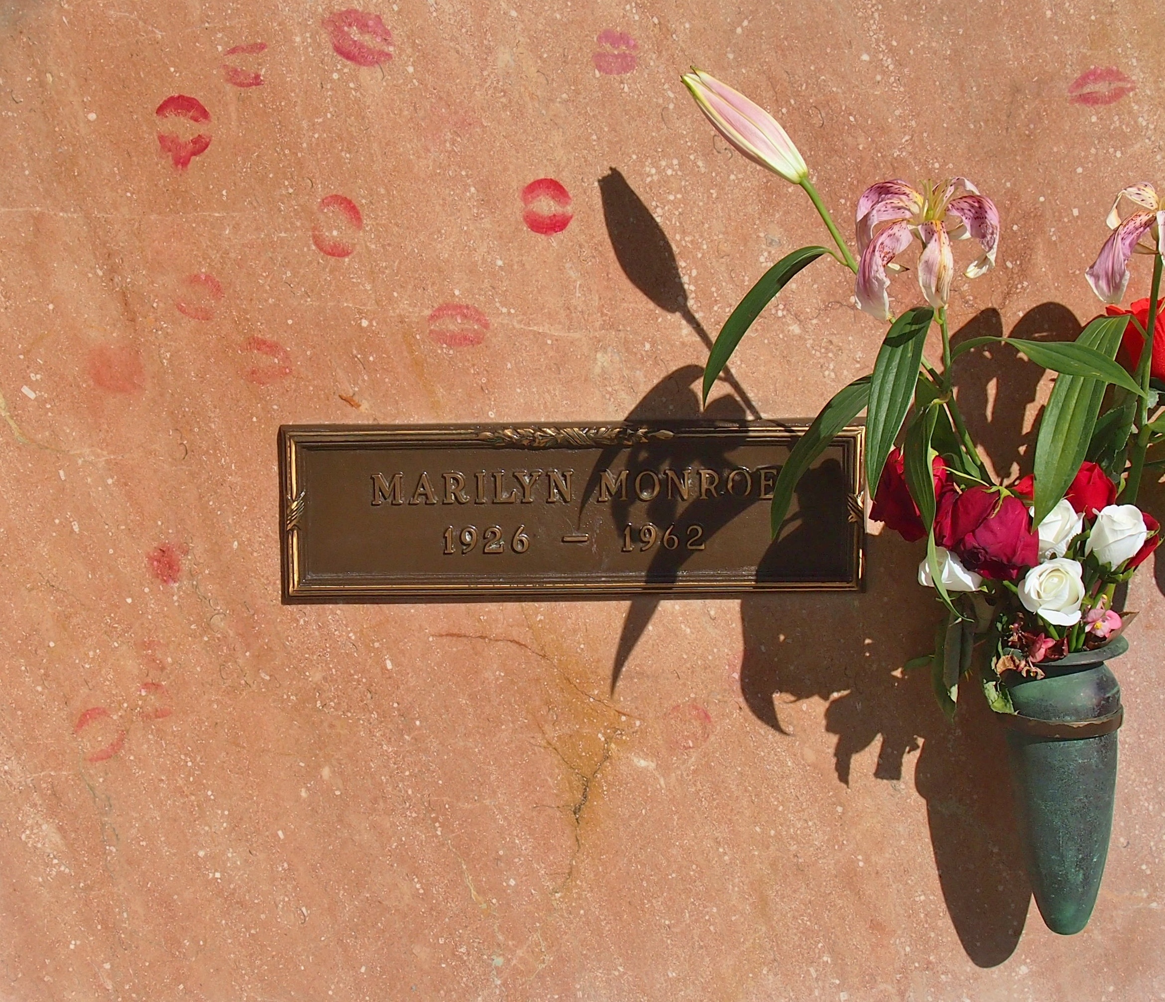 Где похоронили мэрилин монро фото