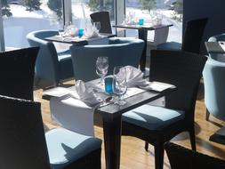 set table at restaurant