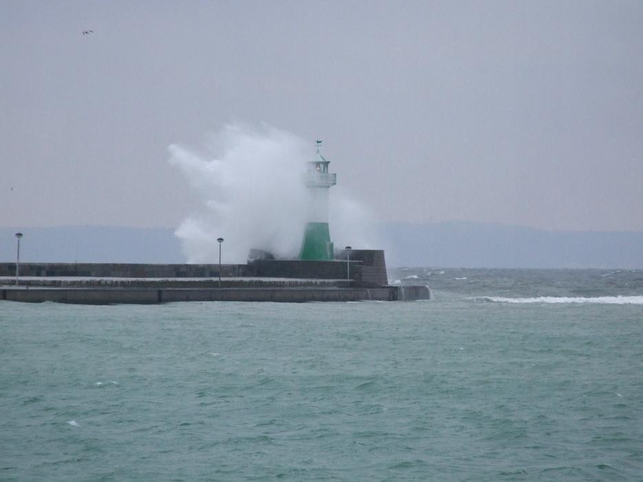 Lighthouse Forward Wave