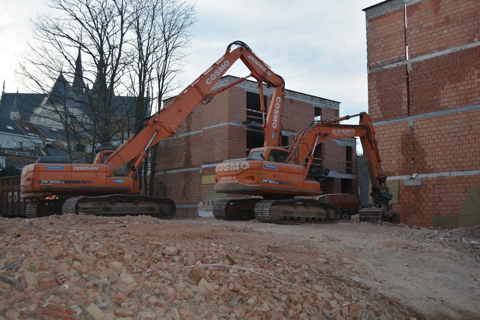 Structures Excavators Wall
