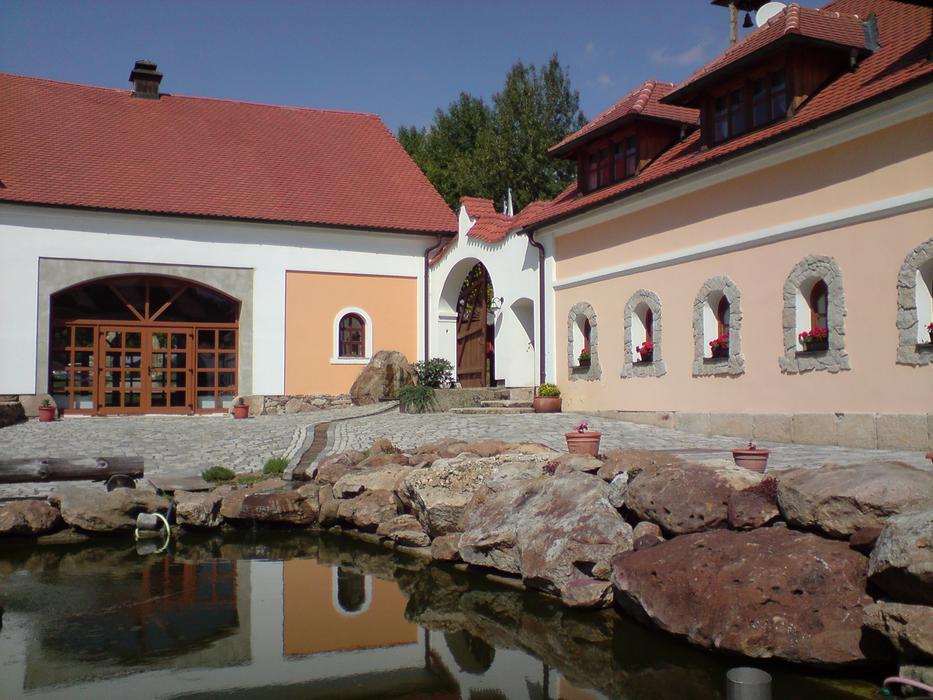 Vierseitenhof Farm building