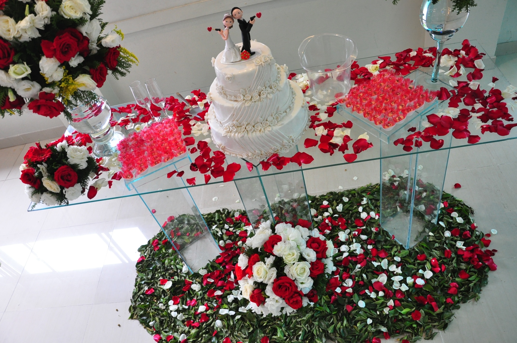 Decorating Wedding Cake with Flowers