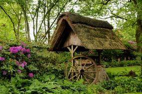 Fountain Thatched Roof Wagon Wheel