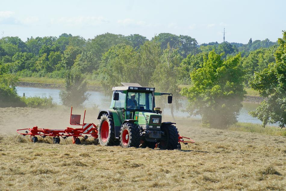 Tractors Hay Contact Elbe Side