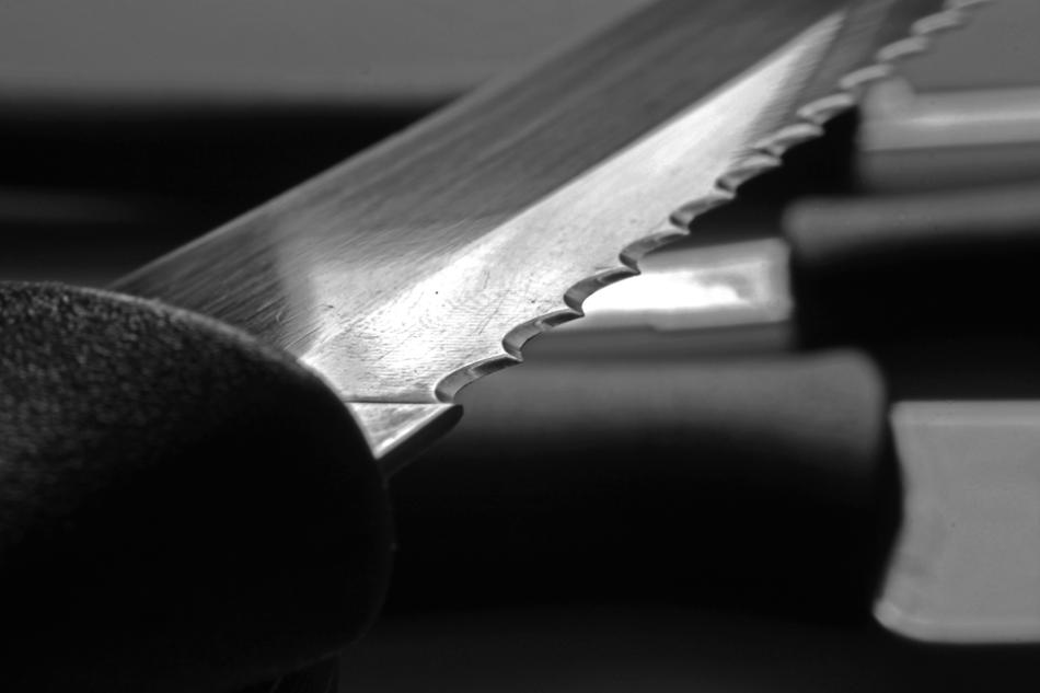Sharp knife for slicing fruit