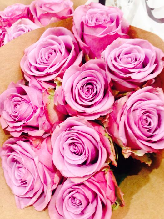 the beautiful roses on the table