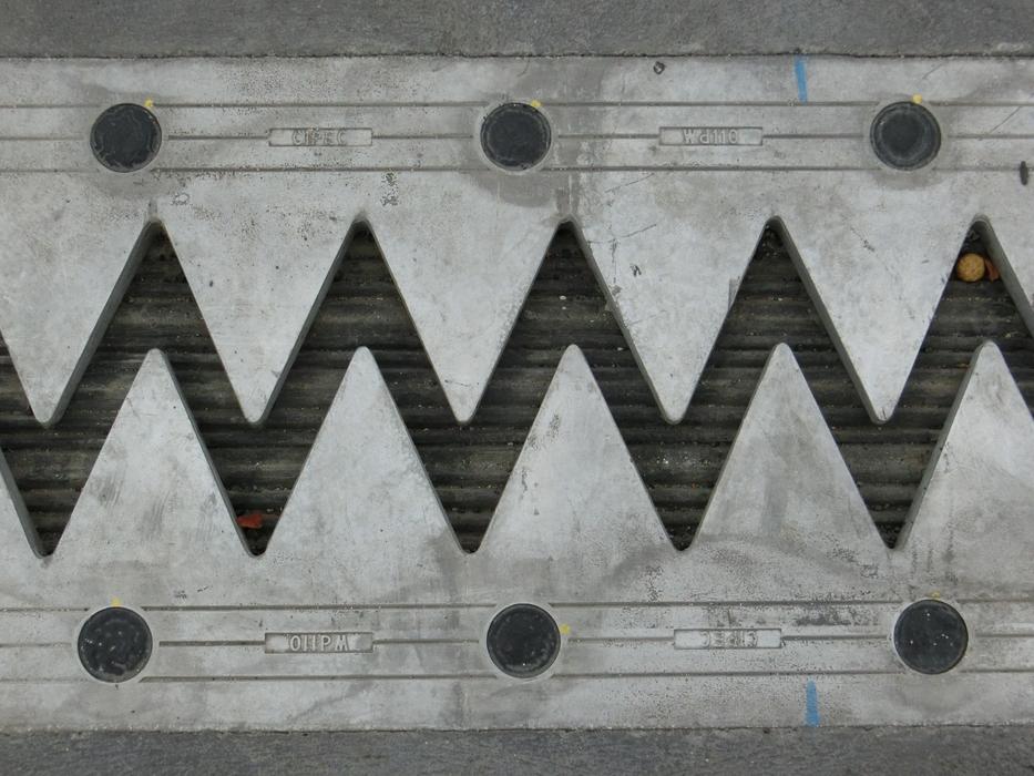 Toothed pattern on a metal wall