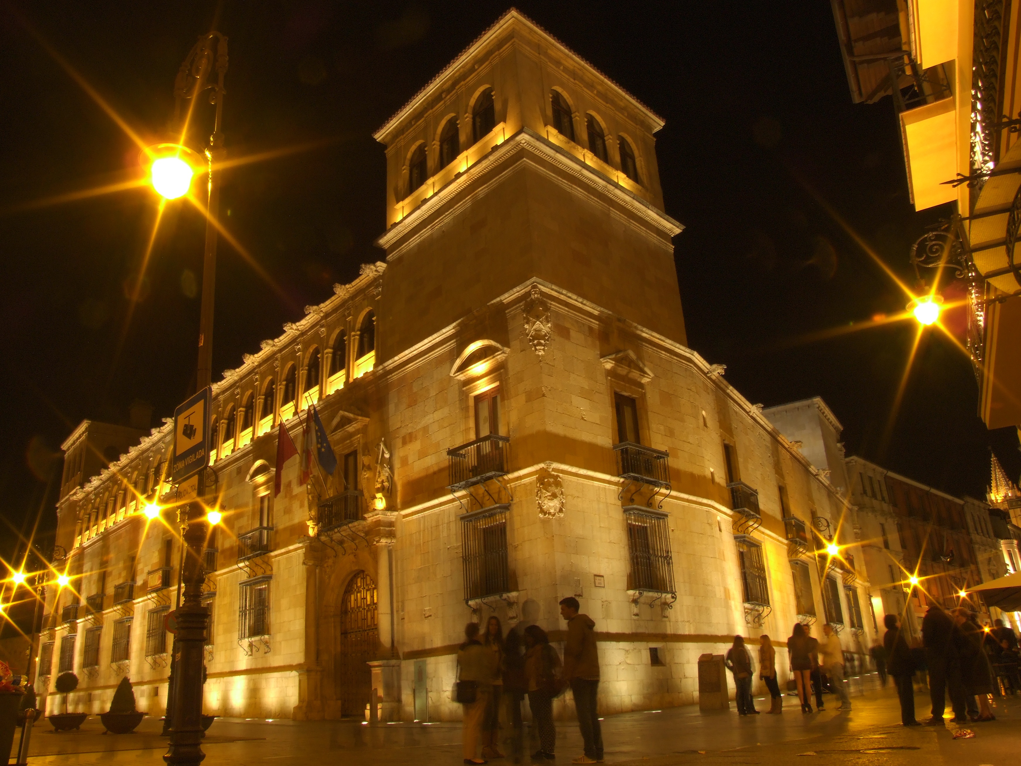 Spain light. Провинциальный совет Испании. Leon Spain Night. Guzmanes. Lights Spanish.
