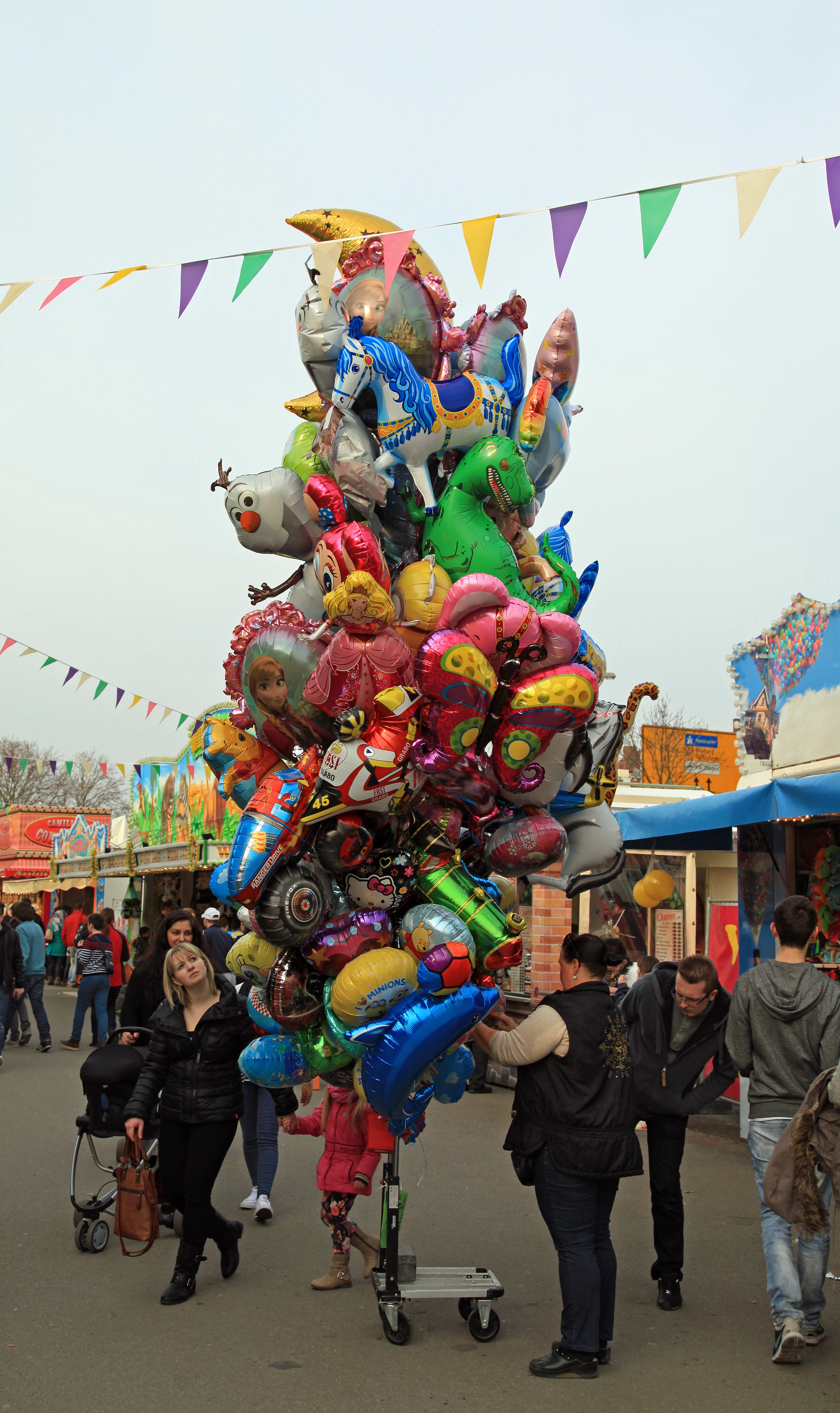 Продавец воздушные шары. Продавец шариков. Продавец воздушных шариков. Продавец шаров на улице. Воздушные шары фестиваль арт.