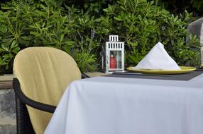set table in cafe