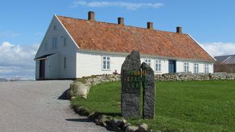 white house by grass