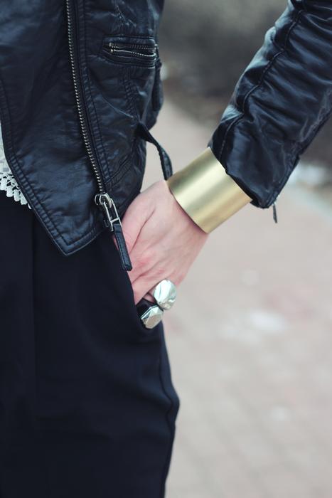 hand with the gold ornament
