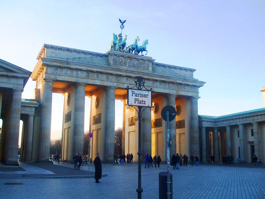 triumphal structure in the center of berlin