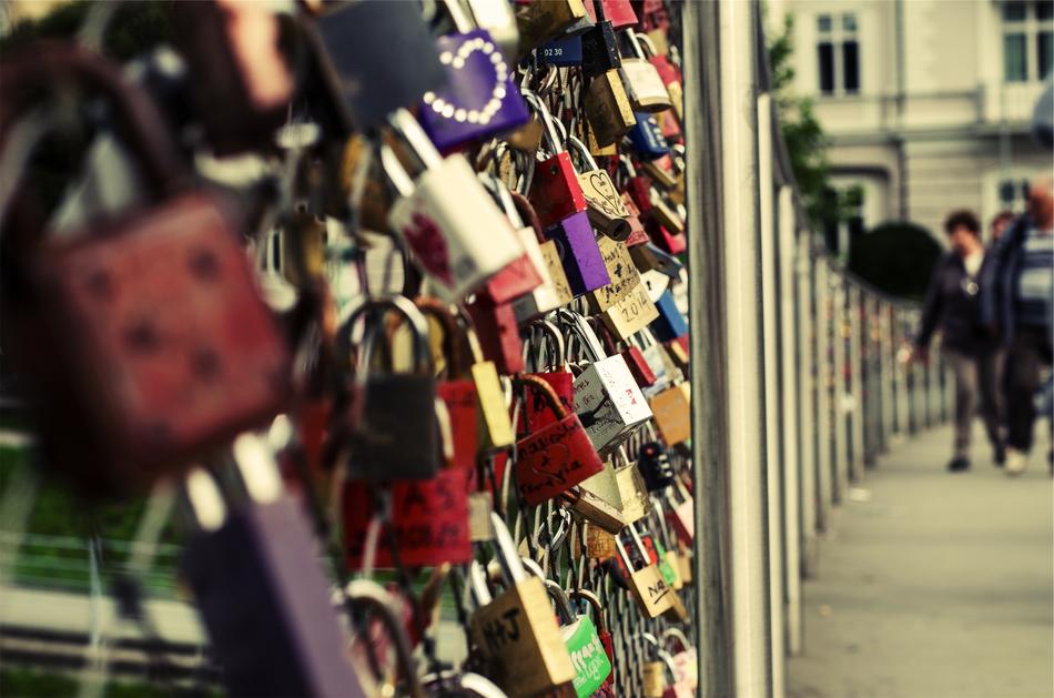Fence with paired locks