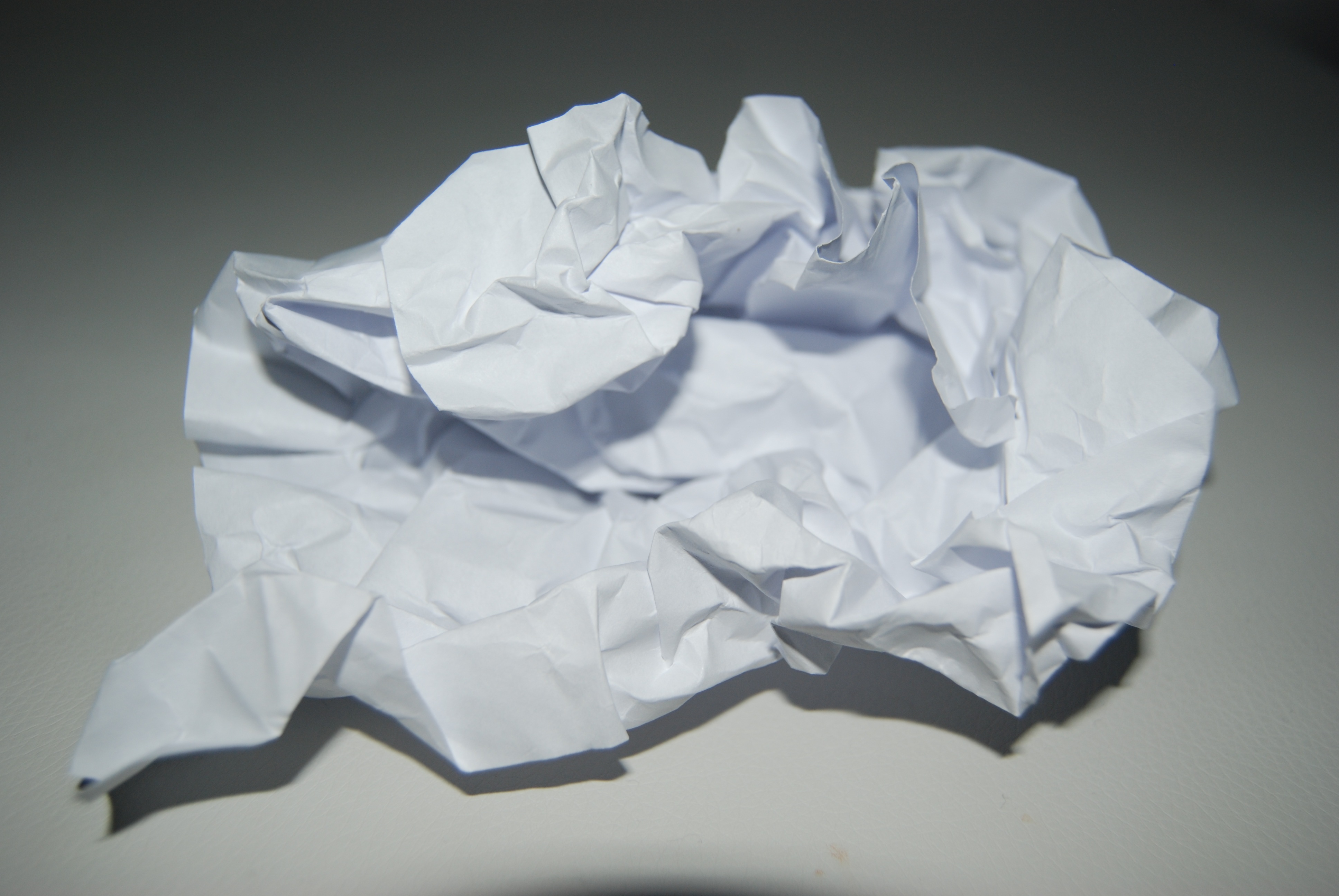 Бумага совсем. Смятая бумага. Скомканная бумага. Белая мятая бумага. Скомканный лист бумаги.