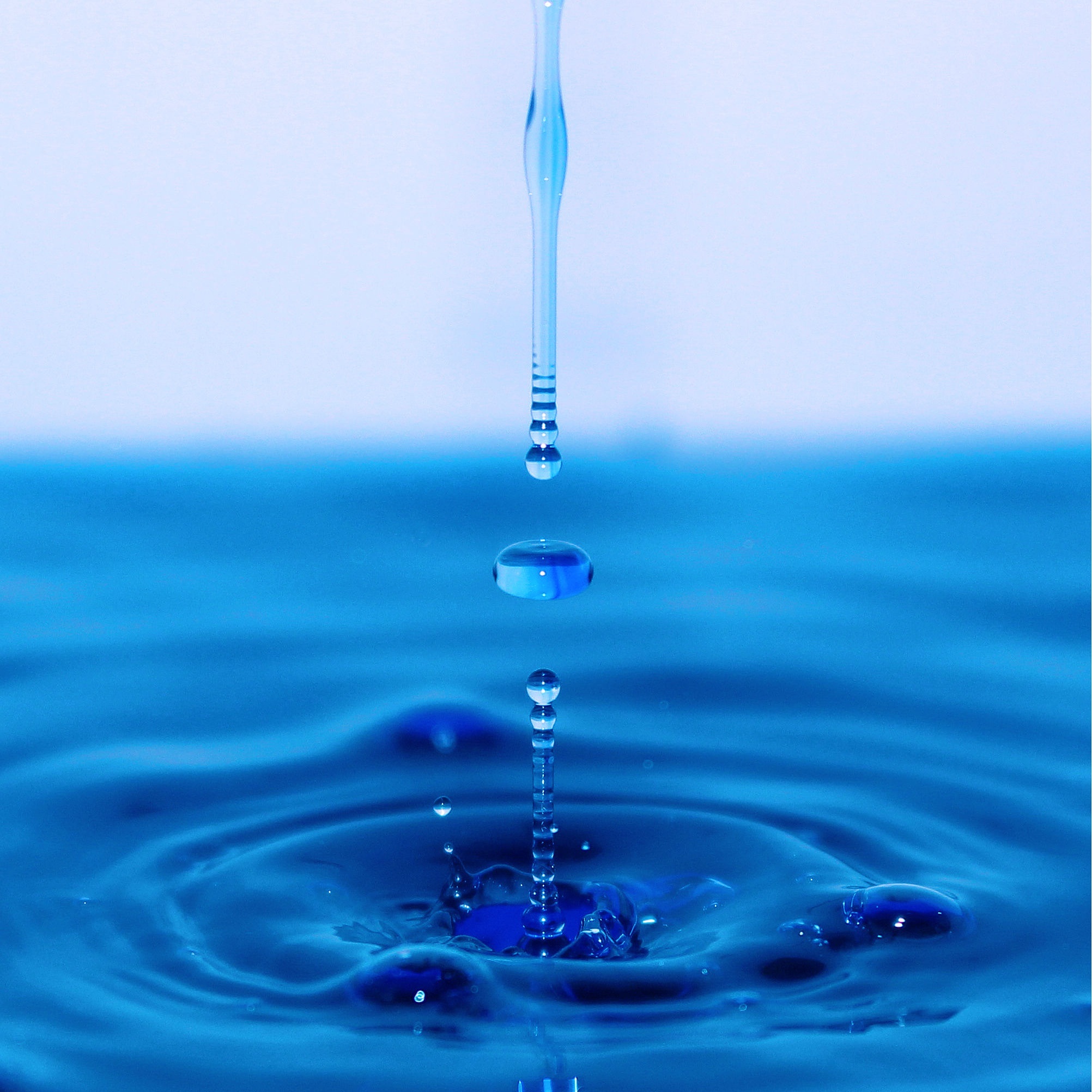 Drop falling into the water free image download