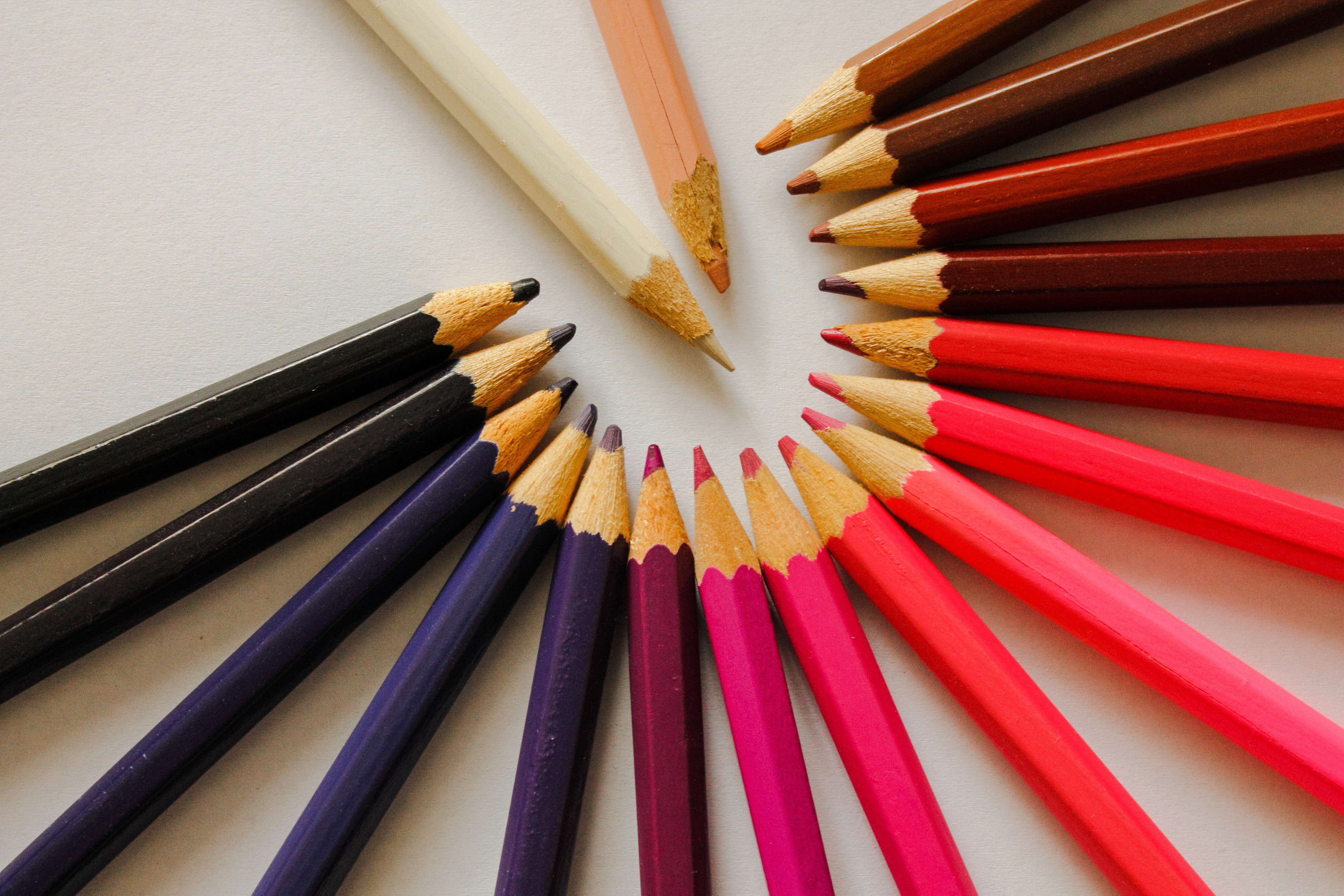 Pencil s. Карандаши цветные. Карандаш простой красивый. Много цветных карандашей. Цветные карандаши на белом фоне.