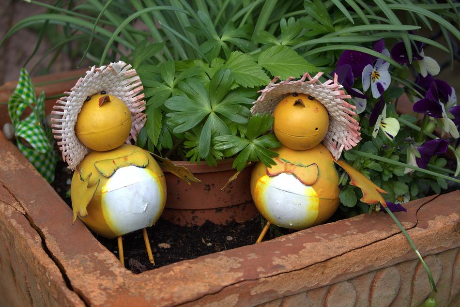 Ornaments in the form of chickens in the garden