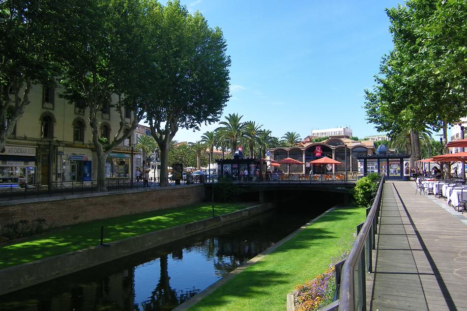 Perpignan The Quays Banks Of