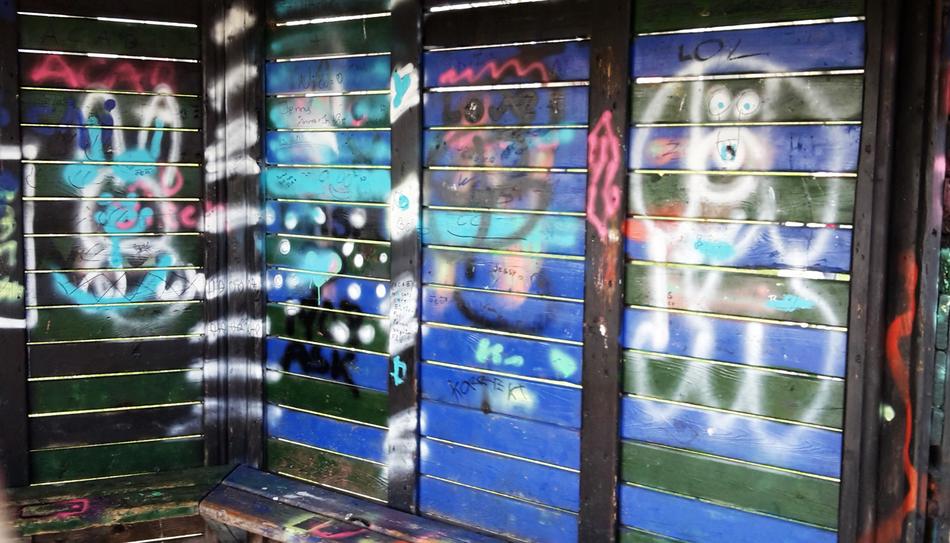 Funny spray paint drawings on the wall